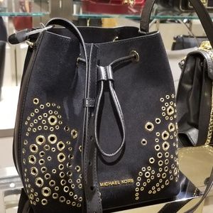 MICHAEL KORS CAREY SMALL SUEDE BUCKET BAG in black